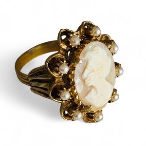 Elegant Gold Cameo Ring with Pearls
